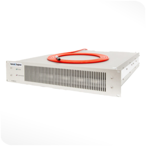 Module laser fibré Power Engine d’Optical Engines, présenté sous forme de boîtier compact avec connectiques optiques et électriques en façade, conçu pour délivrer une puissance optique élevée avec une grande stabilité.